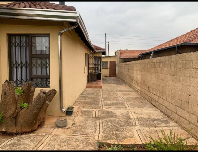 3 BEDROOM HOUSE FOR SALE IN PROTEA GLEN